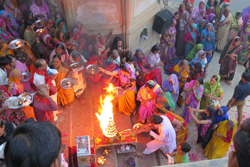 Read more about the article Der lustige Bericht von nicht-Hindus nach einer religiösen Zeremonie in Indien – 26 Feb 15