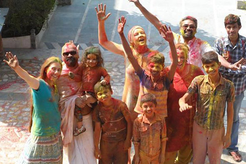Jedes Jahr ein bisschen mehr Spaß - Apra feiert Holi - 5 Mär 15