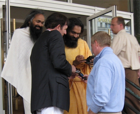 Read more about the article Purnendu at Work at the Ashram in India – 25 Jun 09