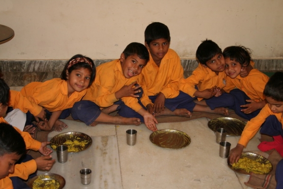 Kinder in Indien spielen mit simplem Spielzeug - 12 Apr 09