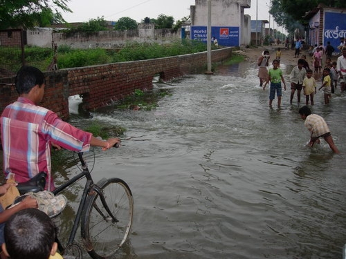 Überschwemmungen in Vrindavan - 1978 und heute - 22 Aug 08