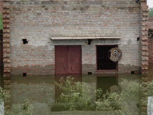 Hilfe nach der Überschwemmung in Vrindavan - 23 Aug 08