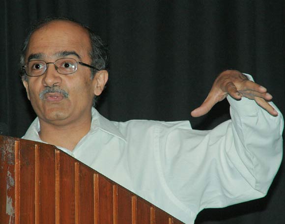 Read more about the article Prashant Bhushan beaten up after Statement about Kashmir
